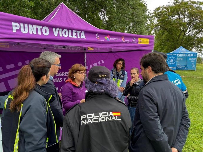 El subdelegado del Gobierno y el concejal de Seguridad Ciudadana, supervisando uno de los puntos violetas del recinto.