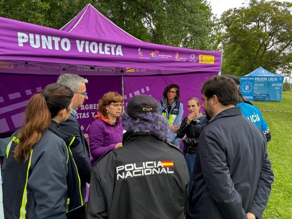 El subdelegado del Gobierno y el concejal de Seguridad Ciudadana, supervisando uno de los puntos violetas del recinto.