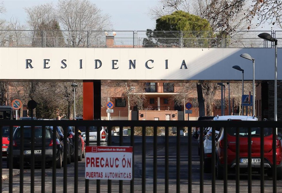 Archivo - Fachada de una residencia en Madrid.