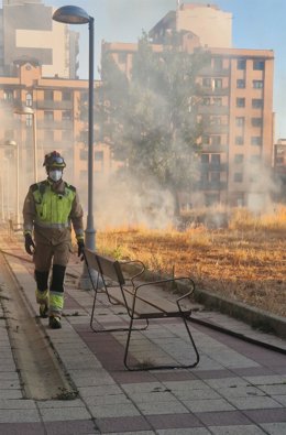 Un bombero participa en la extinción de un incendio en la capital leonesa.