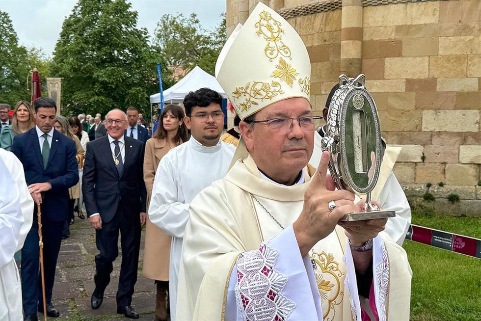 La alcaldesa, Maider Etxebarria, tras el obispo de Vitoria durante la pasada celebración de San Prudencio