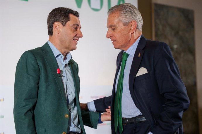 El presidente del PP-A y candidato a la reelección como presidente de la Junta, Juanma Moreno (i), junto al presidente ejecutivo de Europa Press, Asís Martín de Cabiedes (d), tras intervenir en Cádiz en el ciclo electoral organizado por Europa Press Andal