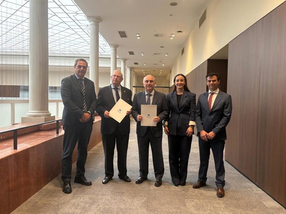 Imagen de la firma del convenio entre el director territorial de CaixaBank en Andalucía, Juan Ignacio Zafra y el presidente del Consejo de Hermandades, Francisco Vélez.