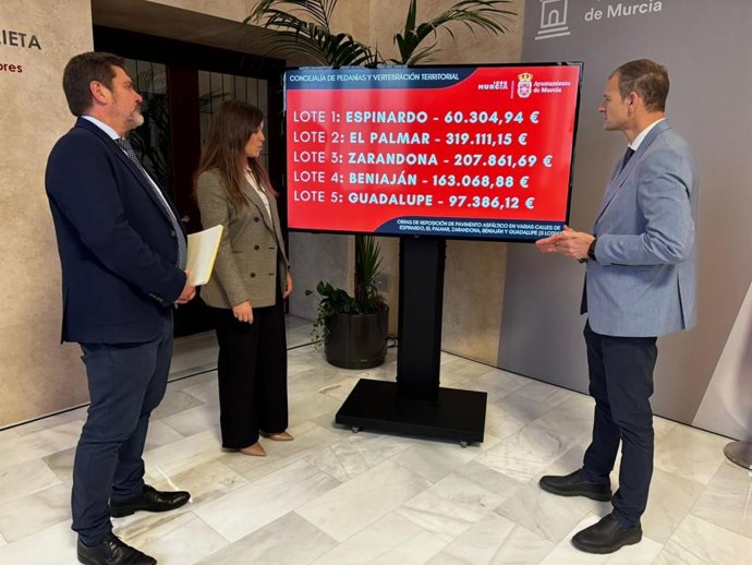 Presentación del proyecto de mejora de la red viaria que supondrá la renovación de 31.286 metros cuadrados de pavimento en diversas calles de cinco pedanías