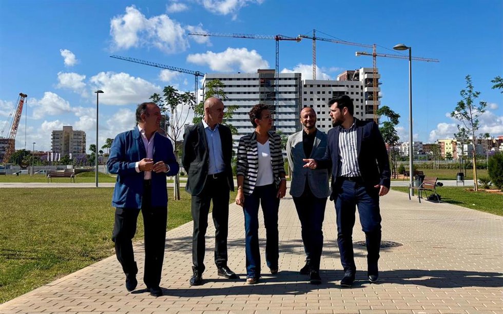 El candidato socialista Alejandro Moyano, el secretario de Política Institucional del PSOE, Alfonso Rodríguez Gómez de Celis, y el portavoz socialista en el Ayuntamiento, Antonio Muñoz, en el Parque de la Cruz del Campo, en Sevilla.
