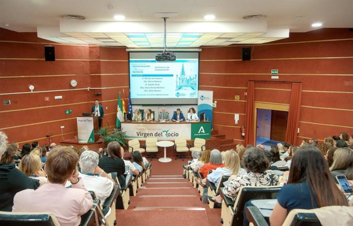 Asistentes al congreso de humanización que se celebra en el Hospital Virgen del Rocío.