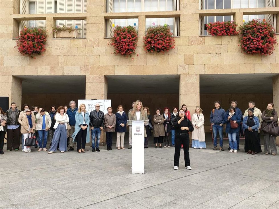 La Asociación Riojana de Escritores (ARE) -que forma parte del Grupo 'Logroño por la Igualdad'- ha protagonizado la concentración mensual, que se desarrolla en la plaza del Ayuntamiento de Logroño, contra la violencia de género