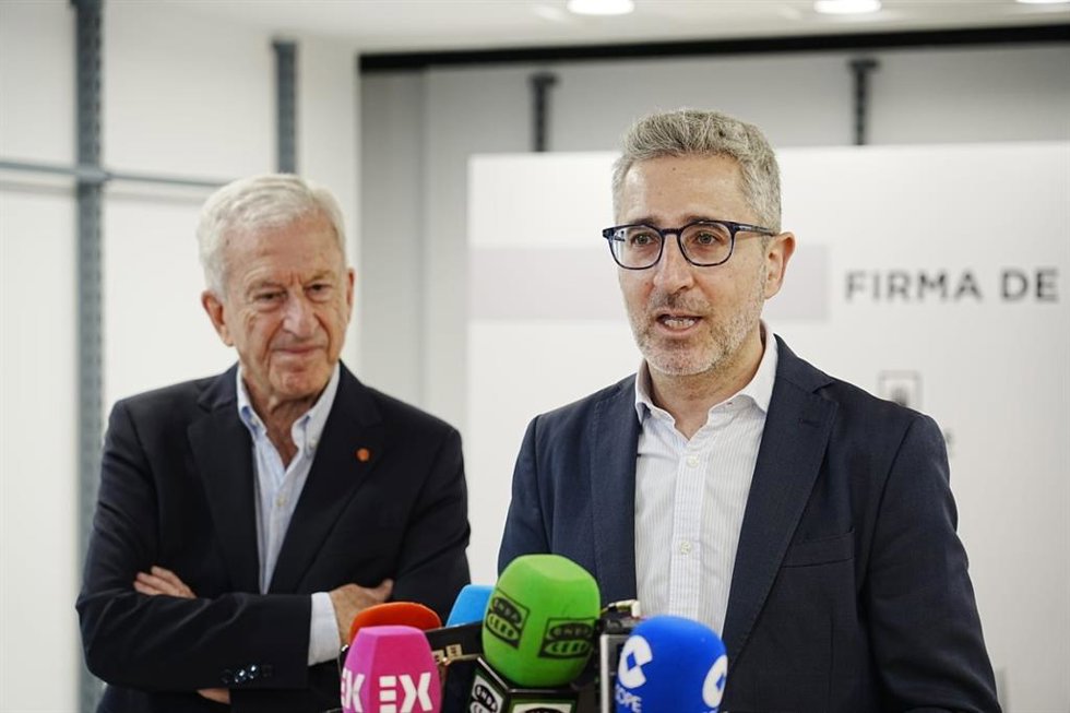 El ministro de Hacienda, Arcadi España, junto al presidente de Cáritas Española, Manuel Bretón, antes de la firma de un convenio de la ong con Loterías y Apuestas del Estado, en Cáceres