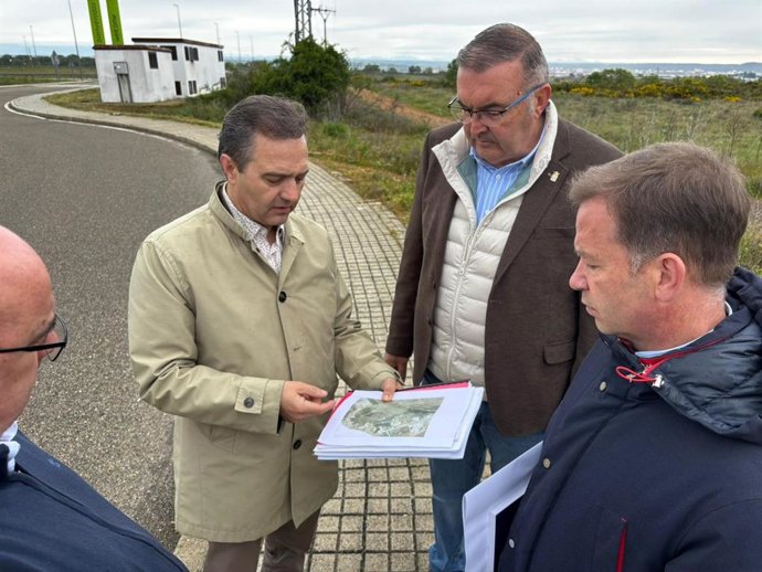 El vicepresidente primero de la Diputación de León y responsable de Fomento, Roberto Aller (segundo por la derecha) visita los terrenos del Polígono Industrial de Trobajo del Camino como inicio de los trámites para ejecutar el vial de acceso al Aeropuerto