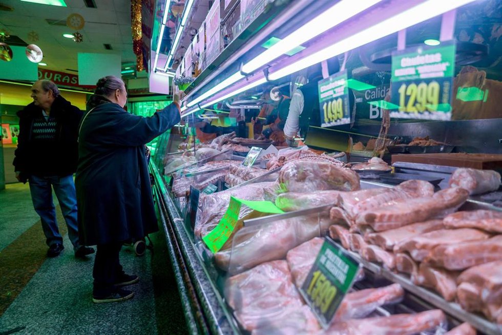 Archivo - Varias personas realizan sus últimas compras en la tienda de comestibles ‘Los Mares Alimentación’, en el barrio de Prosperidad, a 24 de diciembre de 2022, en Madrid (España). A la subida de precios típica de estas fechas de los alimentos frescos