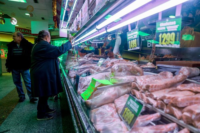 Archivo - Varias personas realizan sus últimas compras en la tienda de comestibles ‘Los Mares Alimentación’, en el barrio de Prosperidad, a 24 de diciembre de 2022, en Madrid (España). A la subida de precios típica de estas fechas de los alimentos frescos