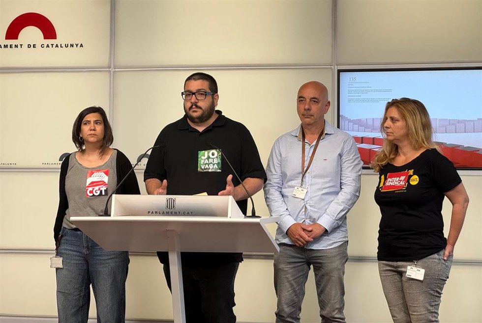 Laura Gené (CGT), Andreu Mumbrú (Ustec·Stes), Ignasi Fernández (Aspepc·Sps) y Laia Fonts (La Intersindical) este viernes en el Parlament