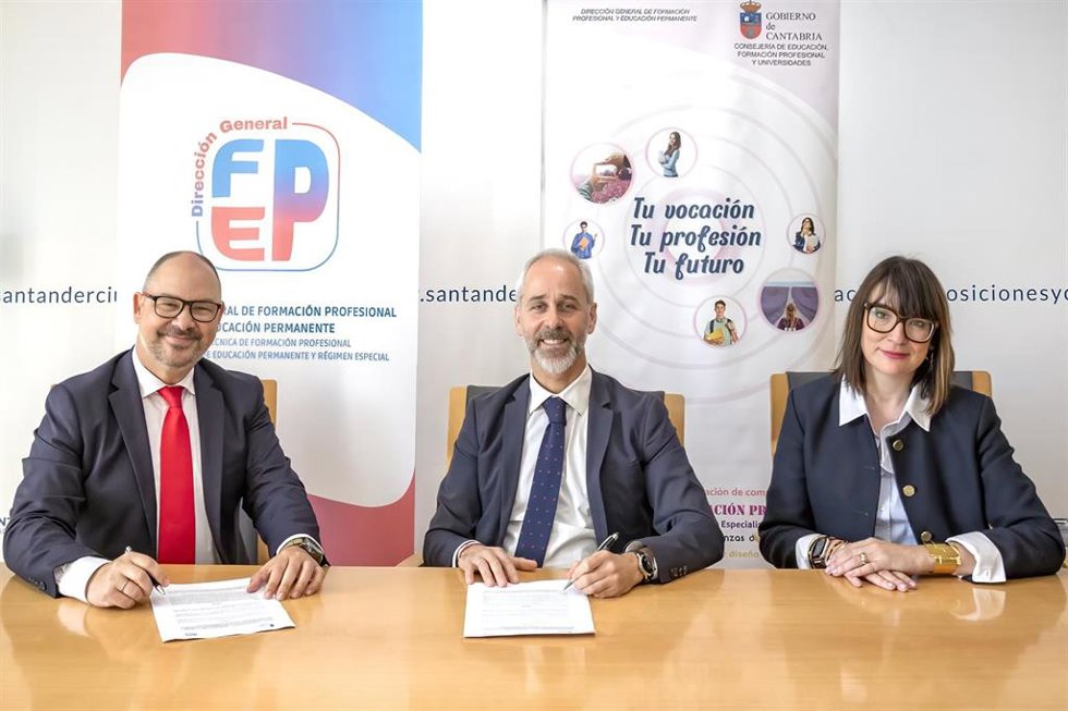 El Consejero De Educación, Formación Profesional Y Universidades, Sergio Silva, Firma El Convenio De Colaboración Con Amazon Web Services (AWS) Para Impulsar La Formación En Cloud Computing E Inteligencia Artificial En Formación Profesional.
