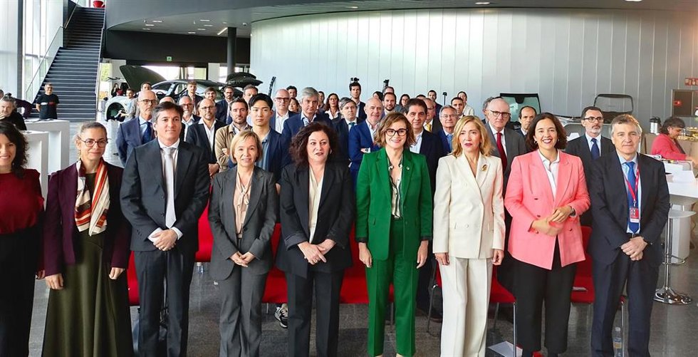 En el centro, Elixabete Etxanobe e Ines Anitua en la presentación de la quinta fase de ampliación del AIC de Amorebieta