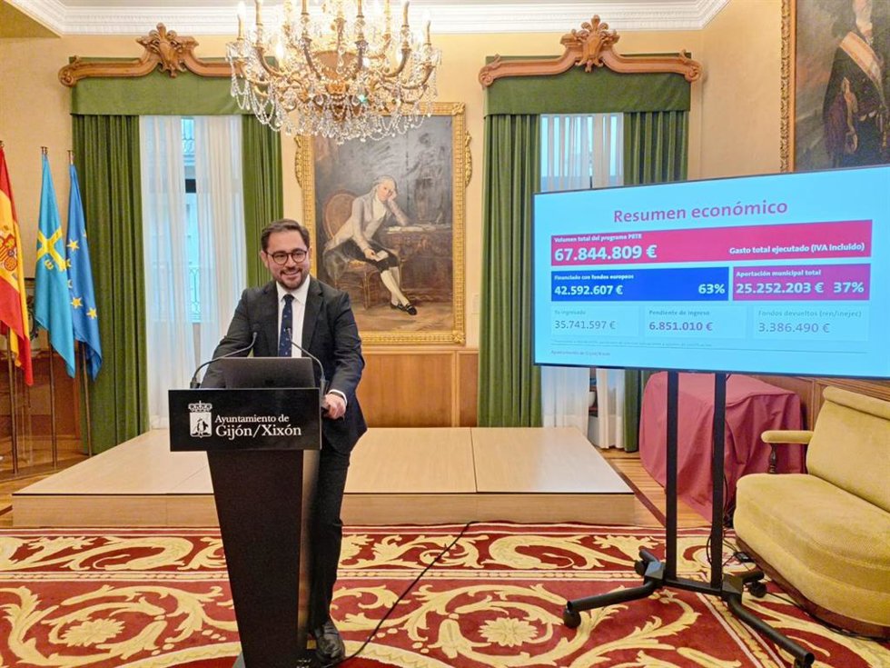El director del Gabinete de Alcaldía y Proyectos de Ciudad, Jaime Fernández-Paíno, en rueda de prensa en el Consistorio gijonés.