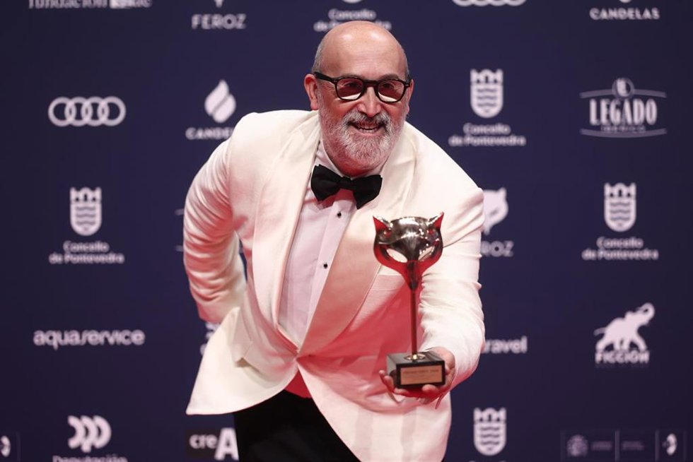 Archivo - El actor Javier Cámara posa con el Premio a Mejor Actor Protagonista de una Serie por 'Yakarta'  en la alfombra roja de los premiados en los Premios Feroz 2026, en el Pazo da Cultura, a 24 de enero de 2026, en Pontevedra, Galicia (España). Los P