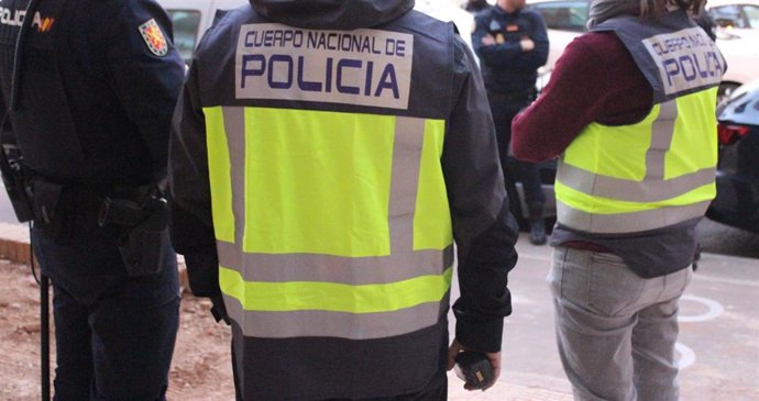 La Policía Nacional detiene a cuatro personas por estafar mediante el método del falso revisor de gas
