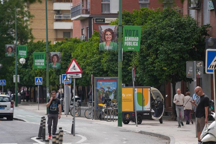 Imagen de recurso de una calle con banderolas electorales en las farolas. 
