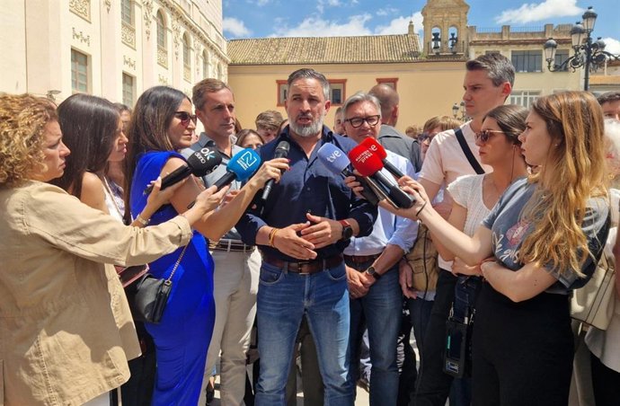 El presidente de Vox, Santiago Abascal, en una atención con los medios de comunicación.