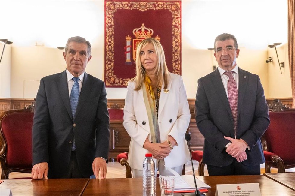 La presidenta del Tribunal Supremo y del Consejo General del Poder Judicial, Isabel Perelló, junto al presidente del Tribunal Superior de Justicia de Andalucía, Lorenzo del Río, y el presidente del Tribunal de Instancia de Granada, Alberto del Águila.