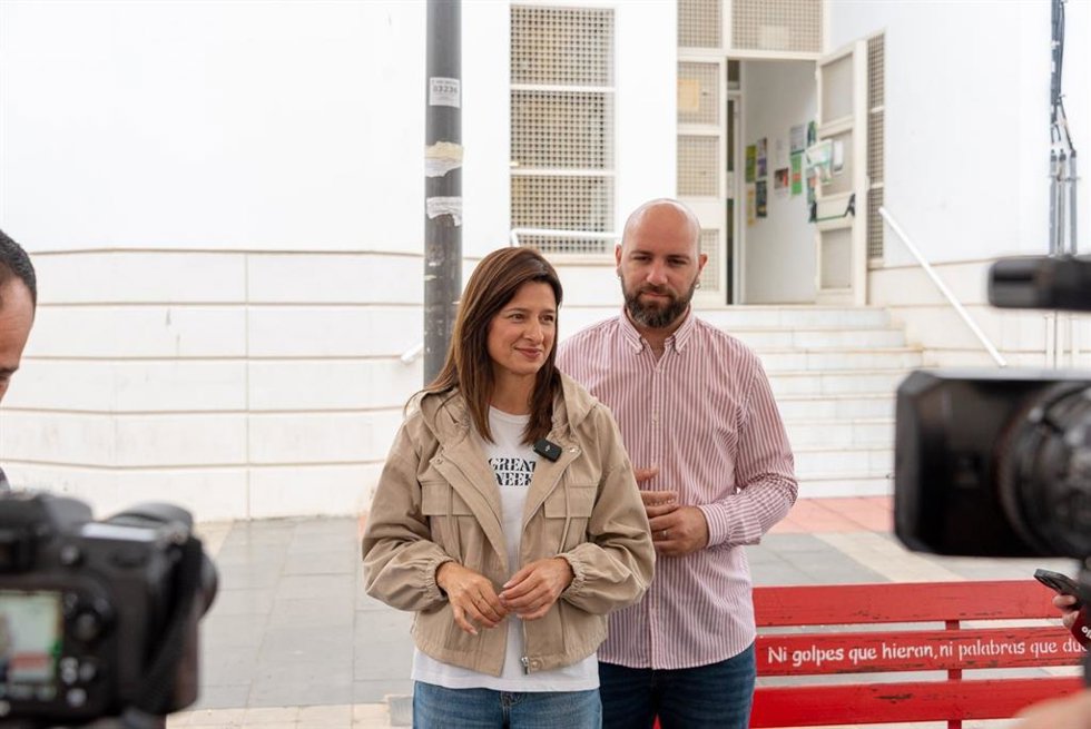 La candidata al Parlamento de Andalucía por el PSOE de Almería Fátima Herrera, durante la atención a medios.