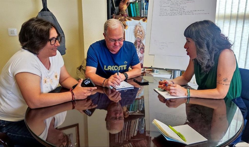 La candidata de Adelante Andalucía, Leti Blanco, reunida con pescadores de la flota artesanal de Conil.
