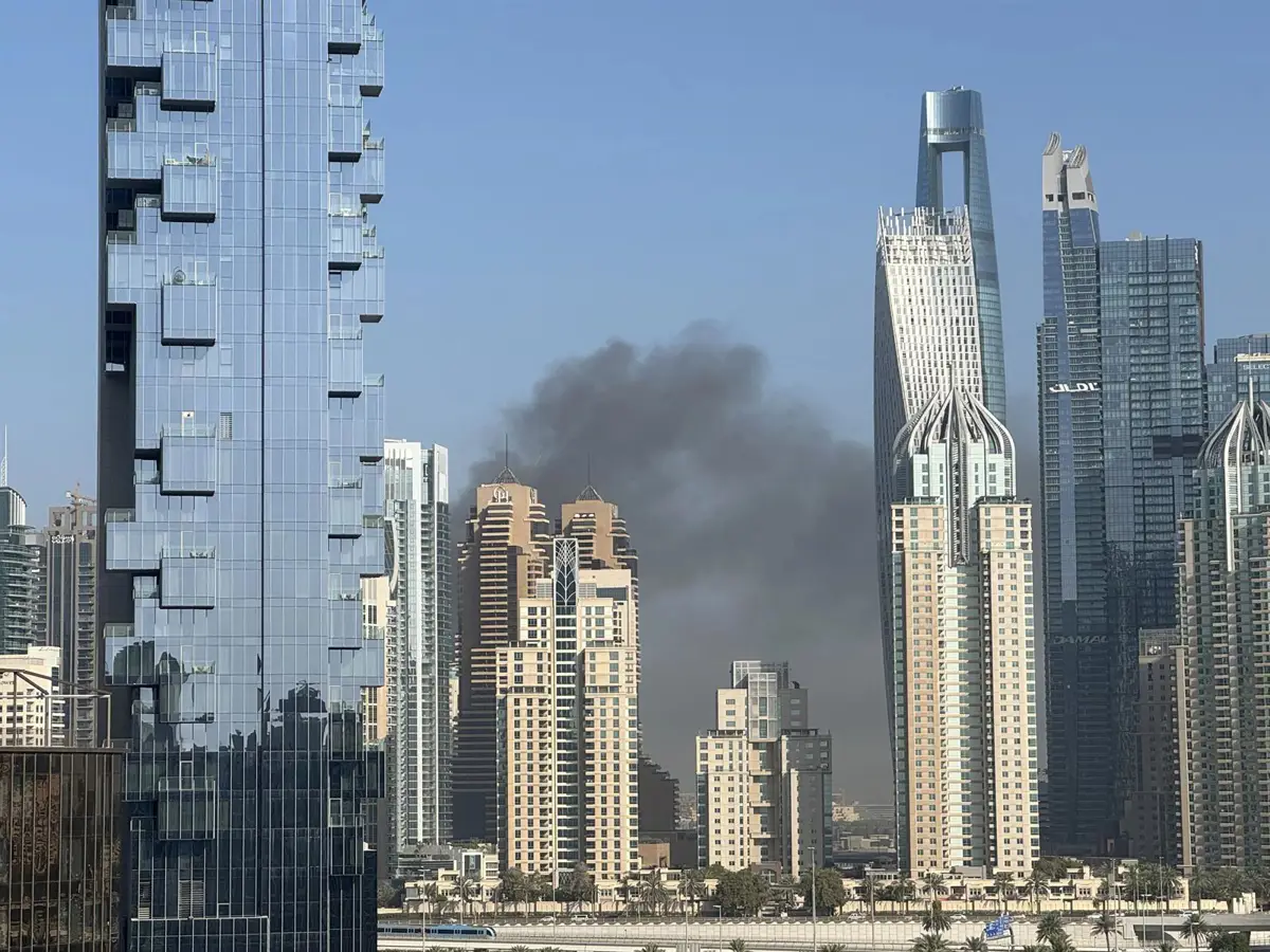 Imagen de archivo de un incendio en un edificio en Dubái durante la guerra de Irán