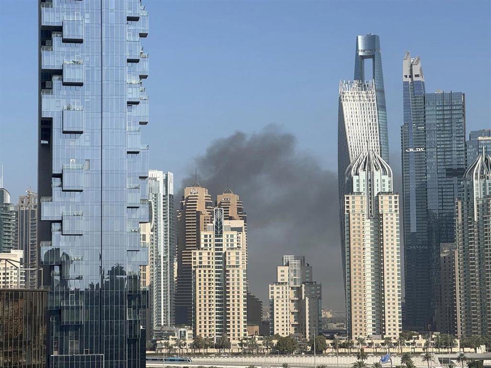 Imagen de archivo de un incendio en un edificio en Dubái durante la guerra de Irán 