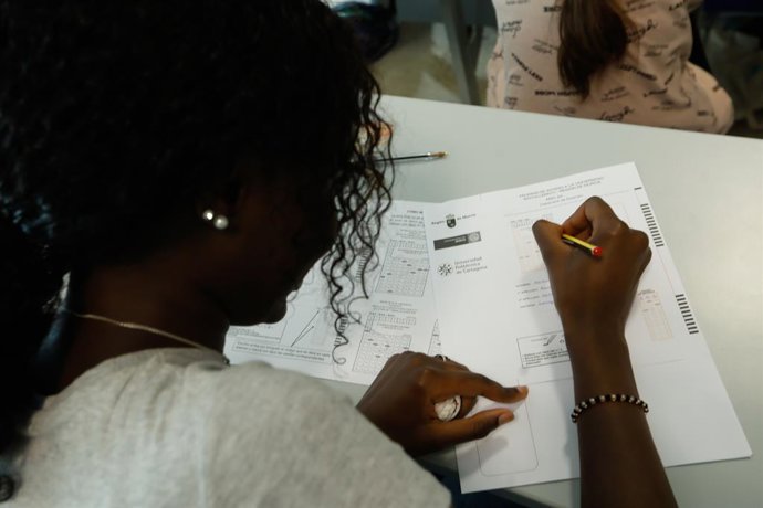 Archivo - Arxiu - Una estudiant realitza les proves d'accés de l'EvAU 2023, en l'Aulari Nord del Campus d'Espinardo, en la Universitat de Múrcia, a 5 de juny del 2023, a Múrcia, Regió de Múrcia (Espanya). 