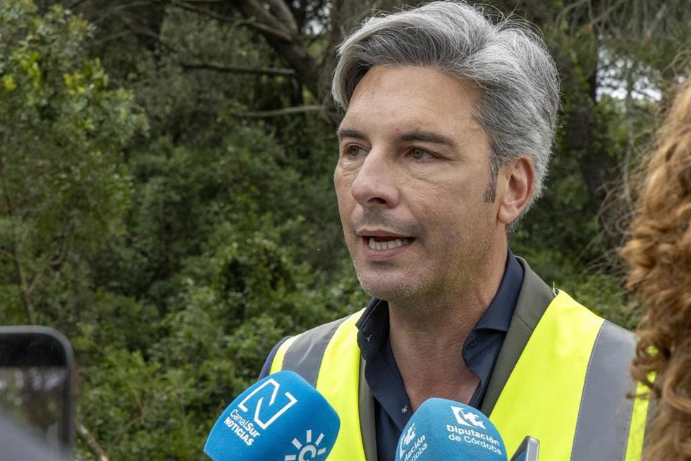 El delegado de Infraestructuras, Sostenibilidad y Agricultura en la Diputación de Córdoba, Andrés Lorite, atiende a los medios de comunicación.