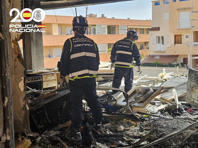 Policía científica de la Policía Nacional en el lugar de los hechos.