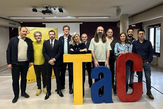 La concejal de Educación y Cultura, Irene Carvajal, junto a los codirectores del TAC y otros responsables de la Fundación Municipal de Cultura y representantes de las entidades patrocinadoras, este viernes en la presentación de la 27 edición.