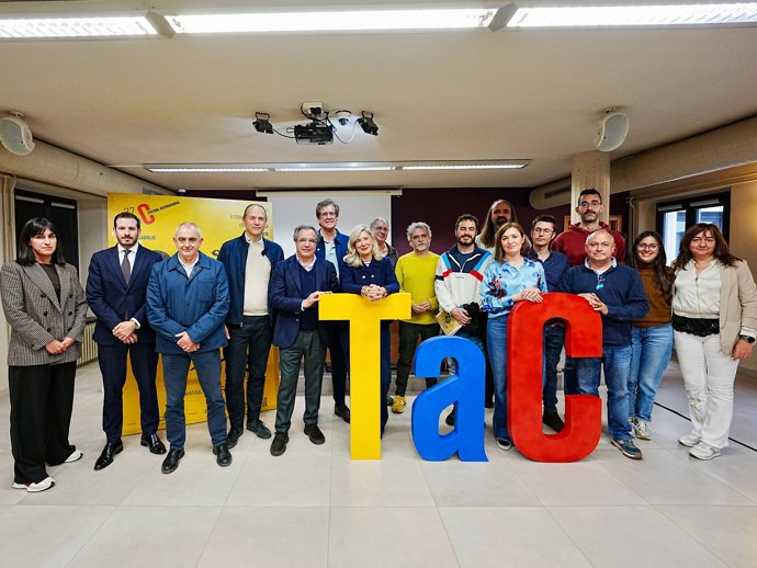 La concejal de Educación y Cultura, Irene Carvajal, junto a los codirectores del TAC y otros responsables de la Fundación Municipal de Cultura y representantes de las entidades patrocinadoras, este viernes en la presentación de la 27 edición.