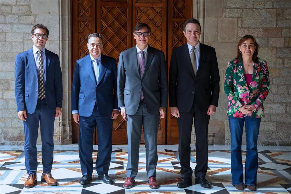 El director general de L’Energètica, Daniel Pérez; el presidente de Enagás, Antonio Llardén; el president de la Generalitat, Salvador Illa; el consejero delegado de Enagás, Arturo Gonzalo; y la consellera de Territorio, Sílvia Paneque
