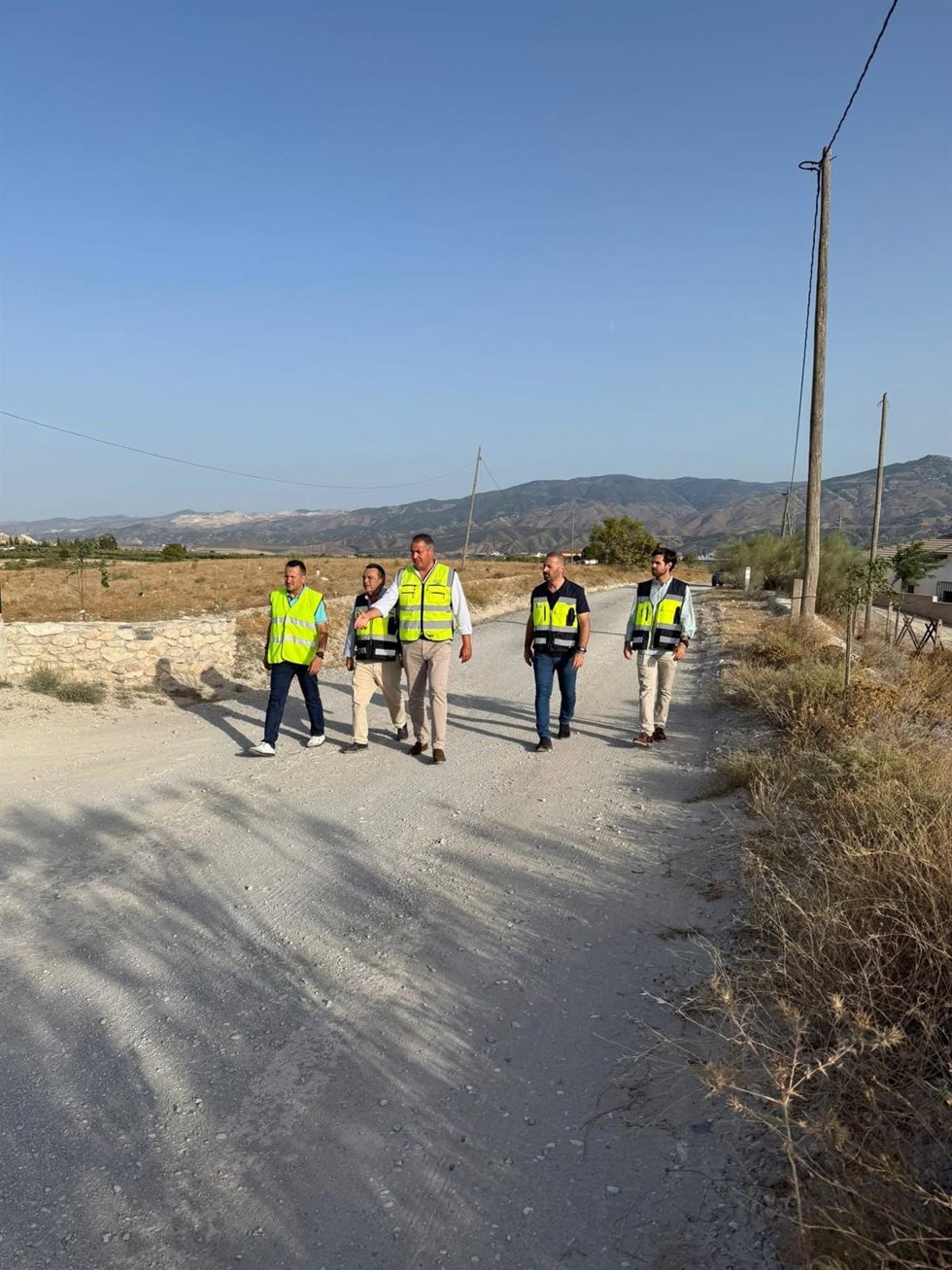Archivo - Responsables institucionales durante una visita a un camino municipal en la provincia de Almería.