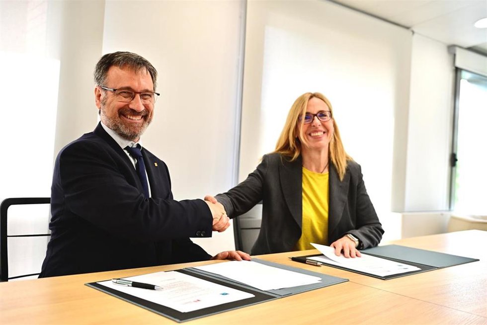 El conseller Francesc Xavier Vila y la rectora de la UOC, Àngels Fitó
