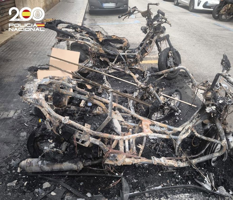 Tres motocicletas calcinadas por el incendio.