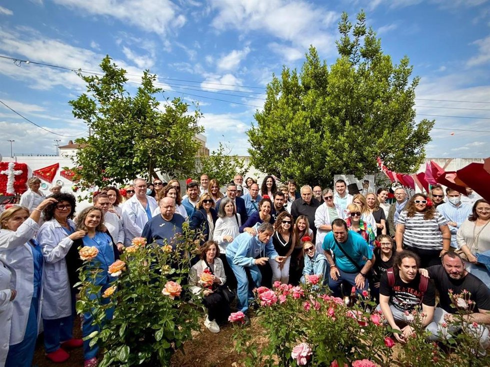 Participantes en la primera cruz de mayo del Hospital de Día de Salud Mental de Linares