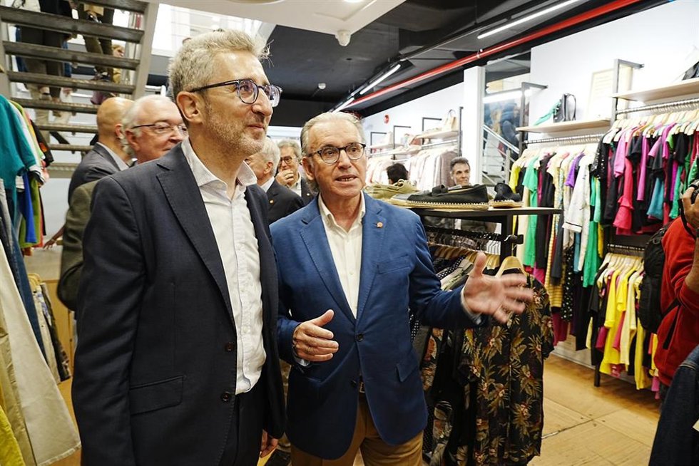 El ministro de Hacienda, Arcadi España,  visita la Tienda 'Moda re-', en Cáceres, donde se ha firmado el convenio SELAE–Cáritas Españolas  
