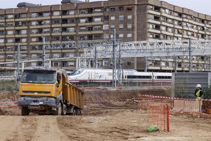 Imagen de las obras del canal de acceso ferroviario que se construye en València dentro del desarrollo del proyecto Parque Central.