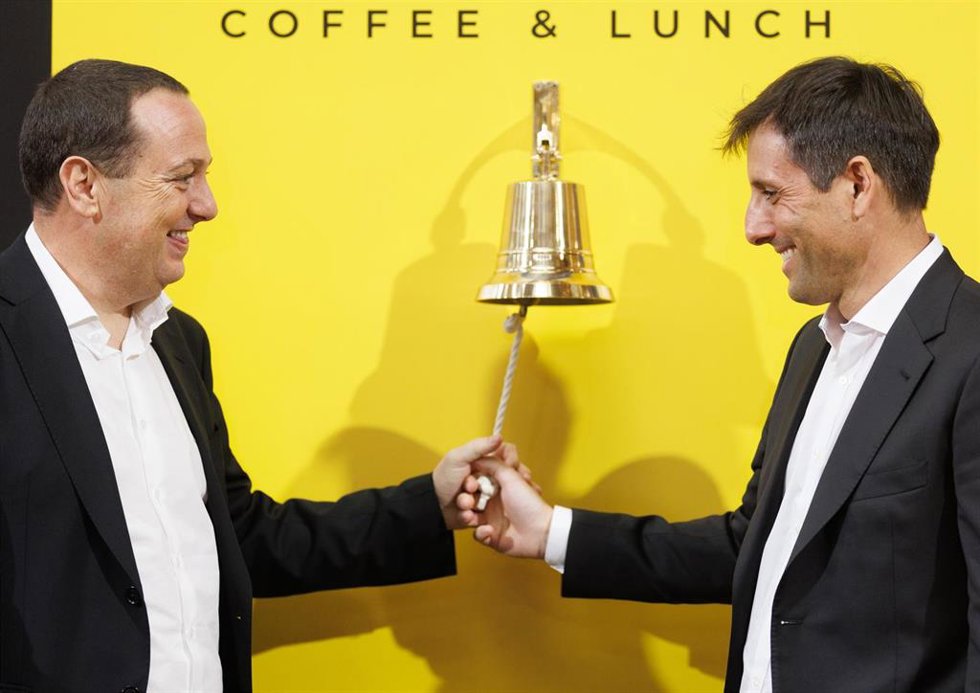Archivo - Los fundadores de Vanadi Coffee, Salvador Martí y Vicente Terol durante el tradicional toque de campana con motivo de su incorporación al mercado de valores BME Growth, en el Palacio de la Bolsa, a 20 de julio de 2023, en Madrid (España). 