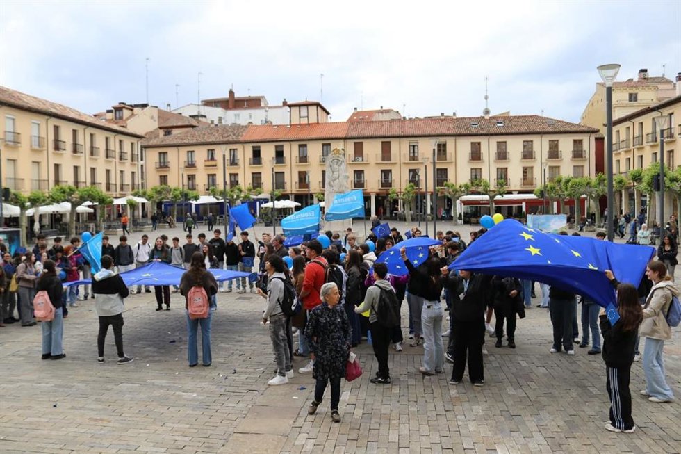 Alumnos palentinos e italianos celebran el Día de Europa en Palencia.