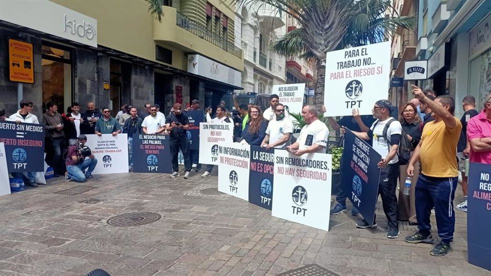 Trabajadores portuarios se concentran en el Parlamento de Canarias contra la llegada del crucero con hantavirus a Tenerife