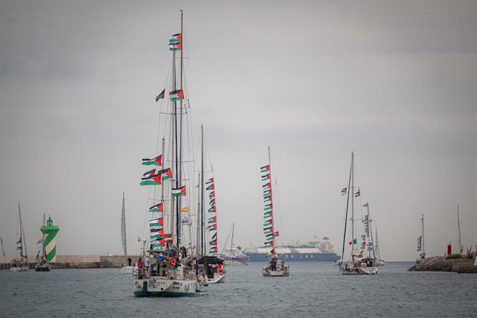 Barcos de la segunda expedición de la Global Sumud Flotilla, parte del Moll de la Fusta, a 12 de abril de 2026, en Barcelona, Catalunya (España). La delegación catalana de la Global Sumud Flotilla (GSF) integrada por 40 personas ha zarpado este domingo a 