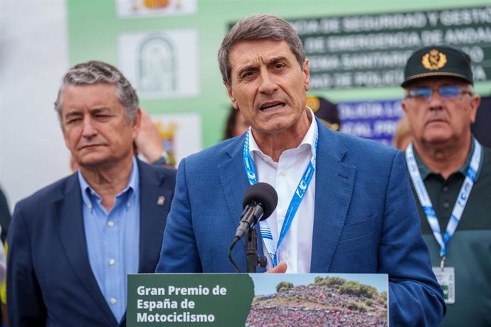 El delegado del Gobierno en Andalucía, Pedro Fernández, atiende a los medios tras visitar las instalaciones del PMA del Gran Premio de Motos de Jerez. A 24 de abril de 2026 en Jerez de la Frontera, Cádiz (Andalucía, España). 