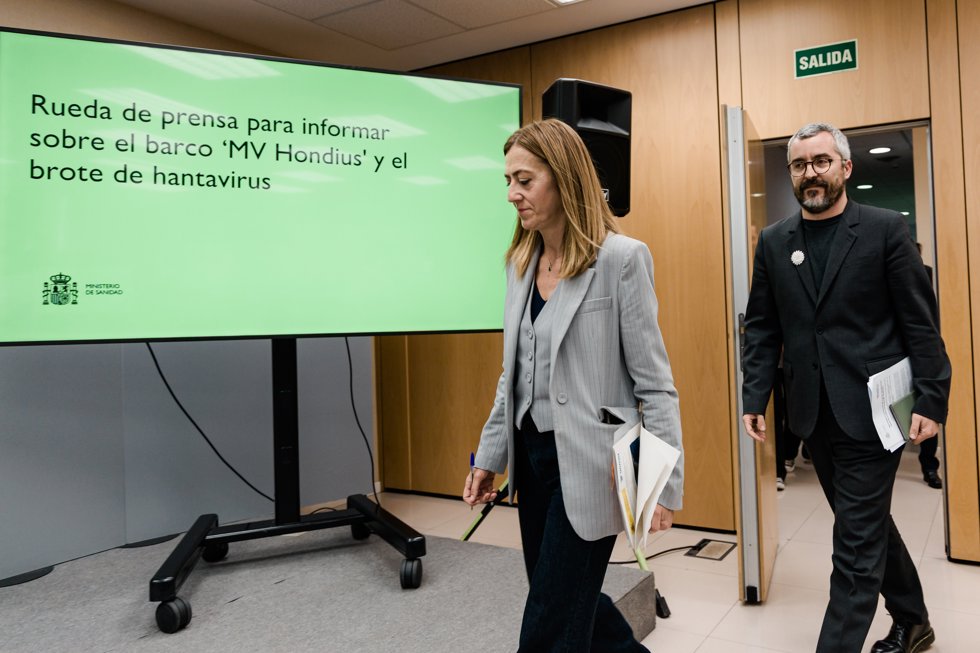 El secretario de Estado de Sanidad, Javier Padilla (d), y la secretaria general de Protección Civil y Emergencias, Virginia Barcones (i), ofrecen una rueda de prensa, en la sede del Ministerio de Sanidad, a 8 de mayo de 2026, en Madrid (España).
