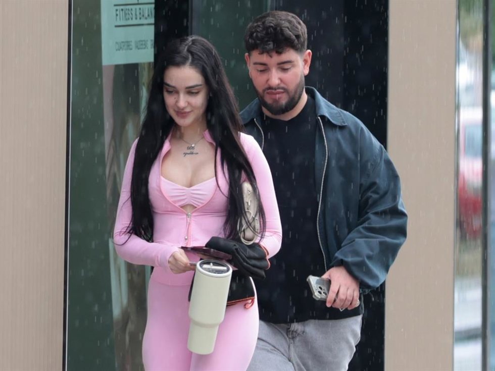 Julia Janeiro pasea por Madrid junto a un amigo