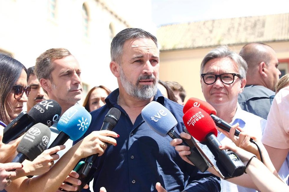 El presidente de Vox, Santiago Abascal, en una atención a los medios en Montilla (Córdoba).