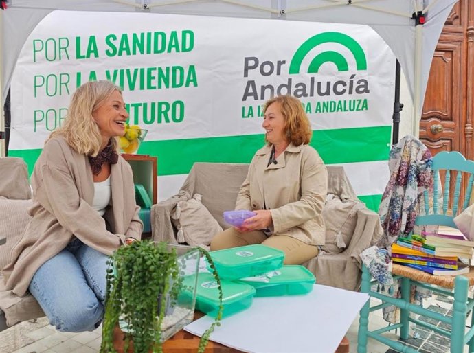 Por Andalucía en un set de grabación instalado en Málaga para conversar con viandantes sobre las políticas de cuidado