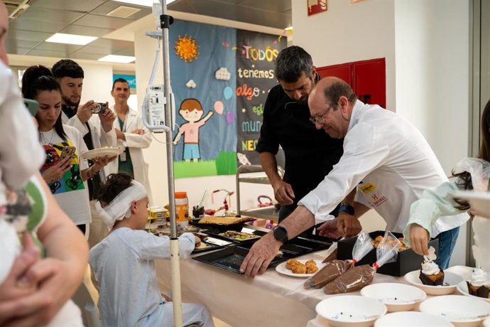 El Hospital Universitario Virgen de las Nieves de Granada ha organizado un taller de cocina Artcua (Arte Culinario Andaluz) dirigido a los menores hospitalizados con el fin de promocionar la salud a través de una alimentación equilibrada,